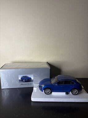 minichamps porsche macan turbo 1:18 Blue